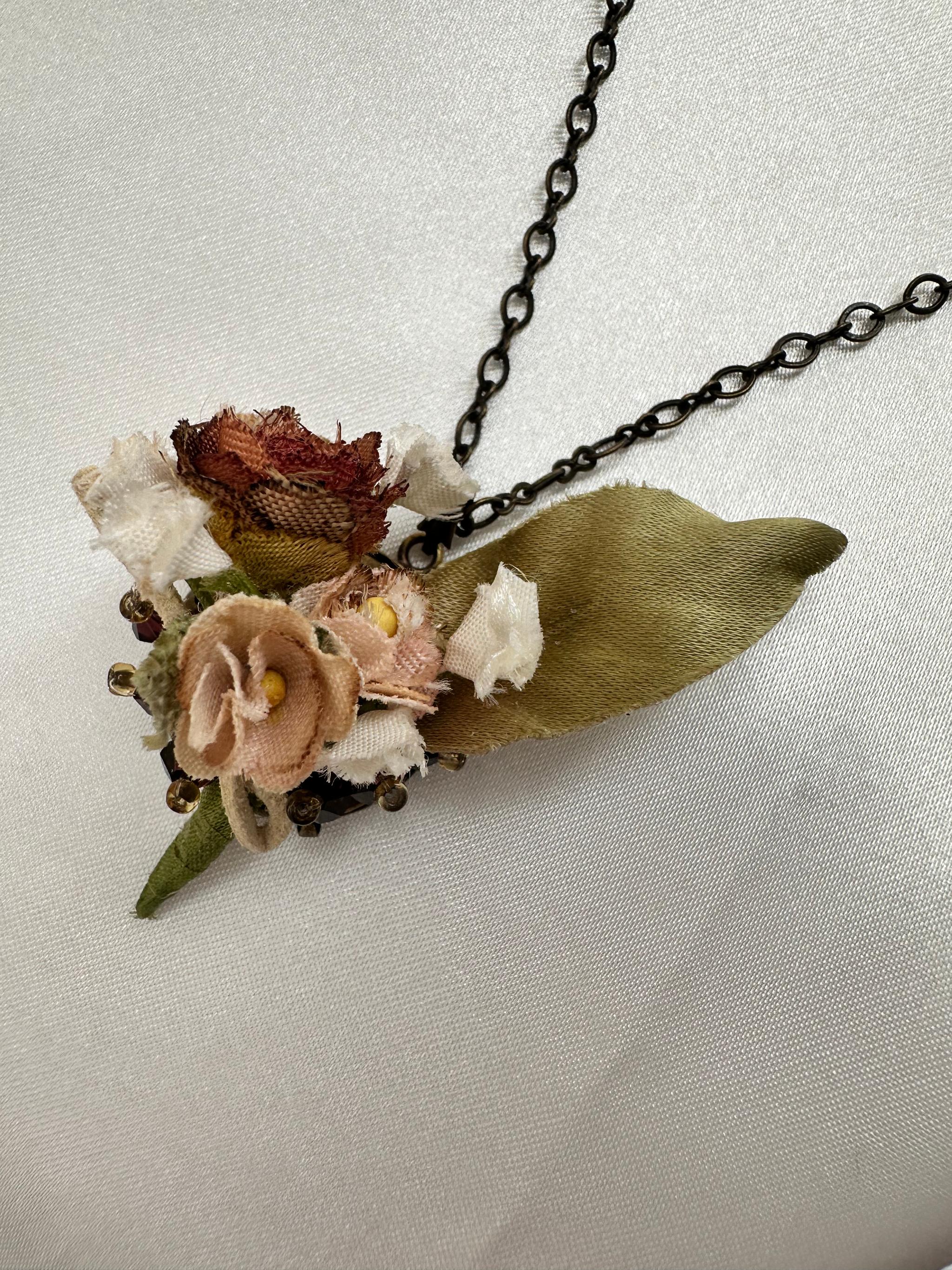 布花ペンダント